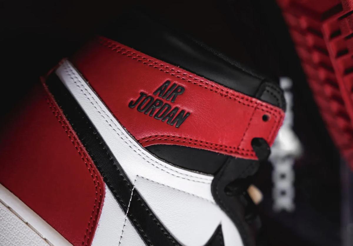La Air Jordan 1 "Black Toe Reimagined" est livrée dans une boîte à chaussures spéciale La Air Jordan 1 "Black Toe Reimagined" est livrée dans une boîte à chaussures spéciale