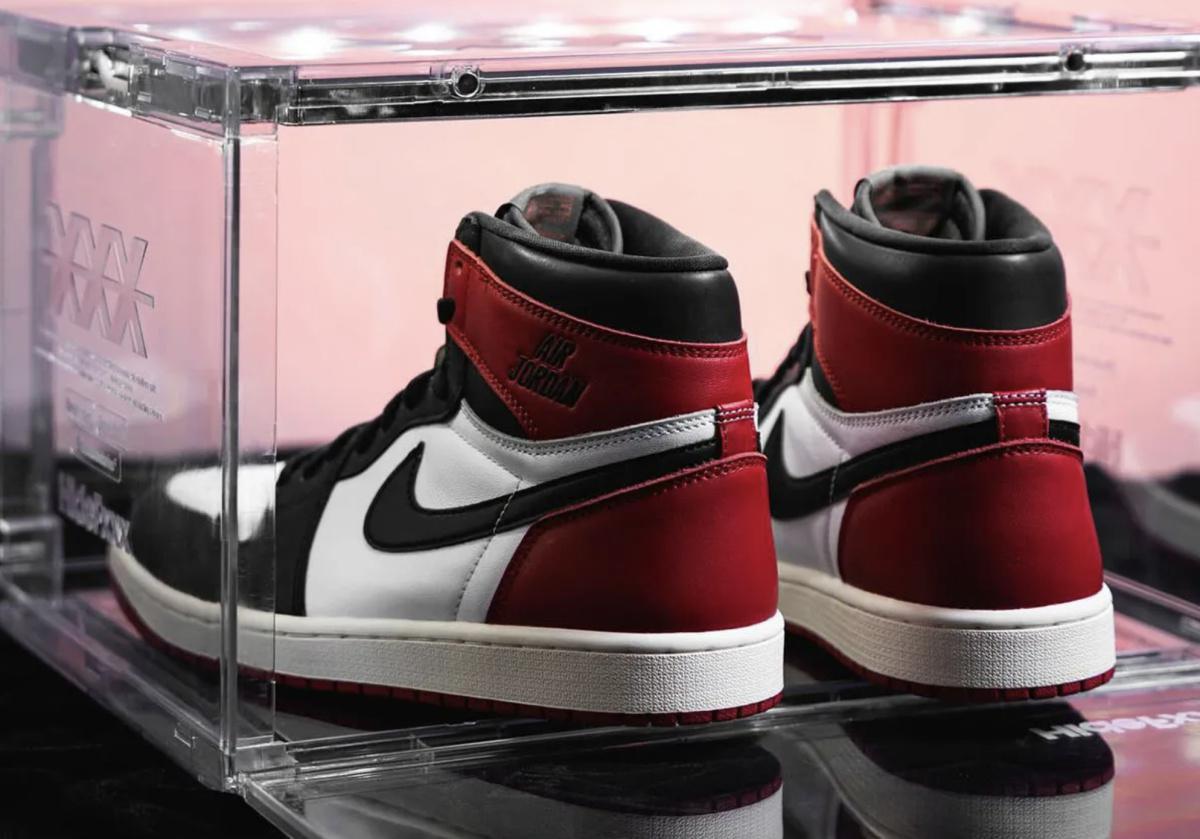 La Air Jordan 1 "Black Toe Reimagined" est livrée dans une boîte à chaussures spéciale La Air Jordan 1 "Black Toe Reimagined" est livrée dans une boîte à chaussures spéciale