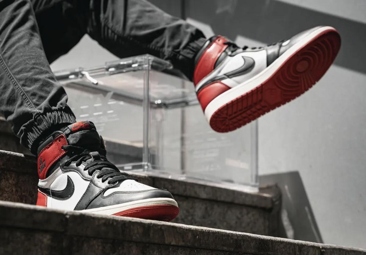 La Air Jordan 1 "Black Toe Reimagined" est livrée dans une boîte à chaussures spéciale La Air Jordan 1 "Black Toe Reimagined" est livrée dans une boîte à chaussures spéciale