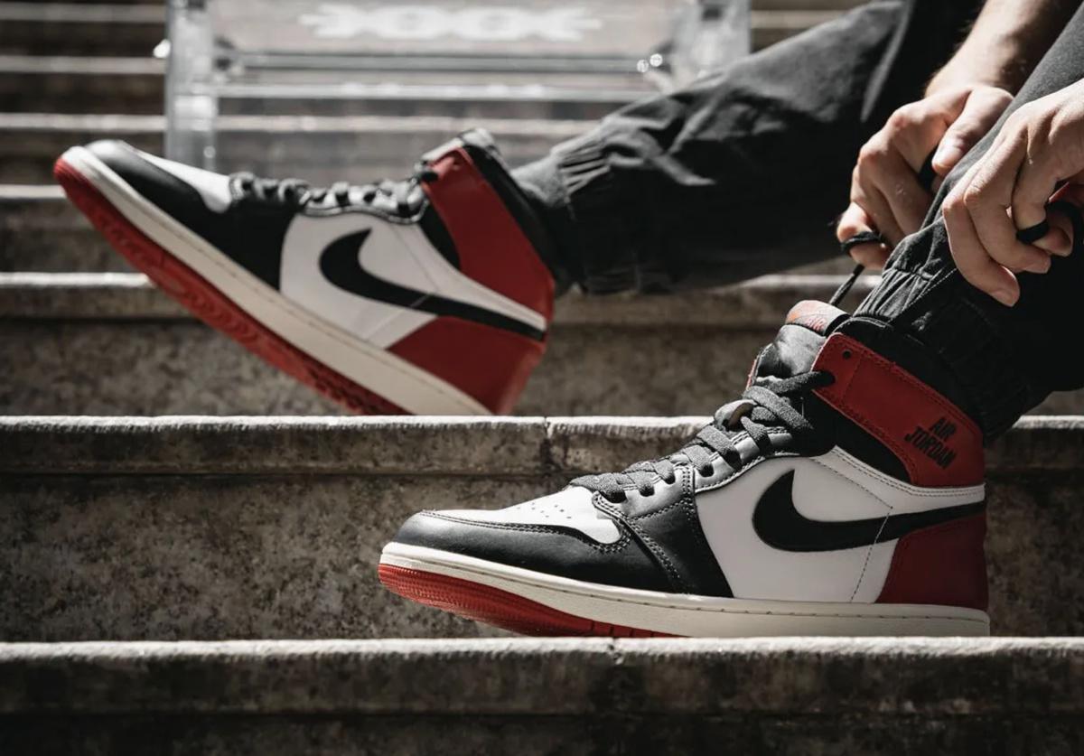 La Air Jordan 1 "Black Toe Reimagined" est livrée dans une boîte à chaussures spéciale La Air Jordan 1 "Black Toe Reimagined" est livrée dans une boîte à chaussures spéciale