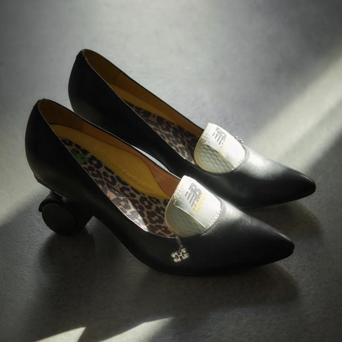 GANNI présente la collaboration New Balance T500 ainsi qu'un projet de collaboration avec des artistes GANNI présente la collaboration New Balance T500 ainsi qu'un projet de collaboration avec des artistes