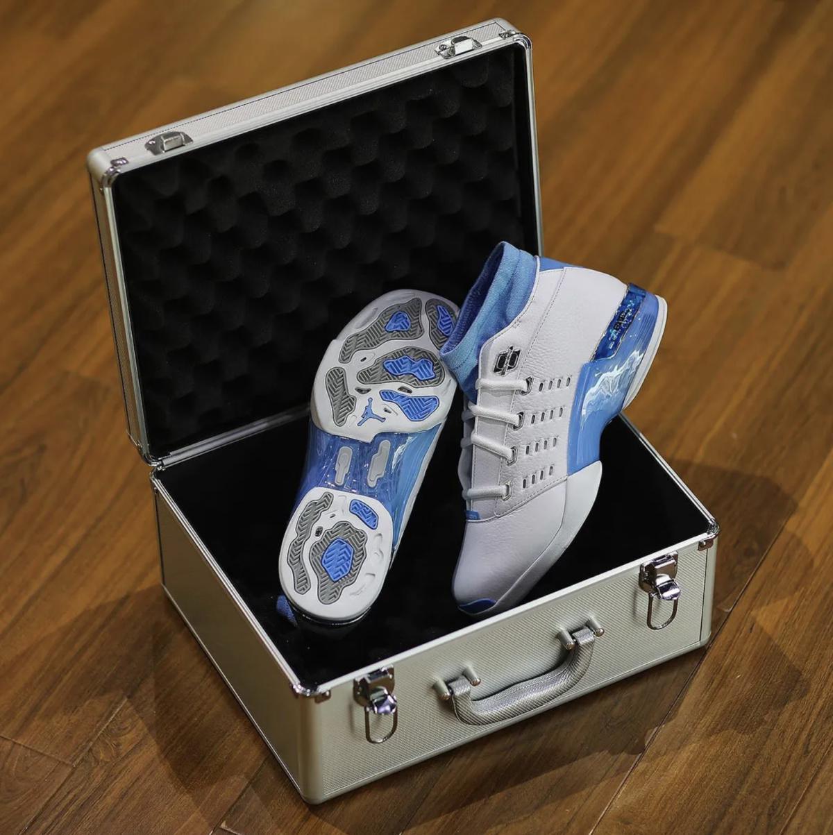 L'Air Jordan 17 Low « UNC » revient le 28 août pour 300 $. L'Air Jordan 17 Low « UNC » revient le 28 août pour 300 $.