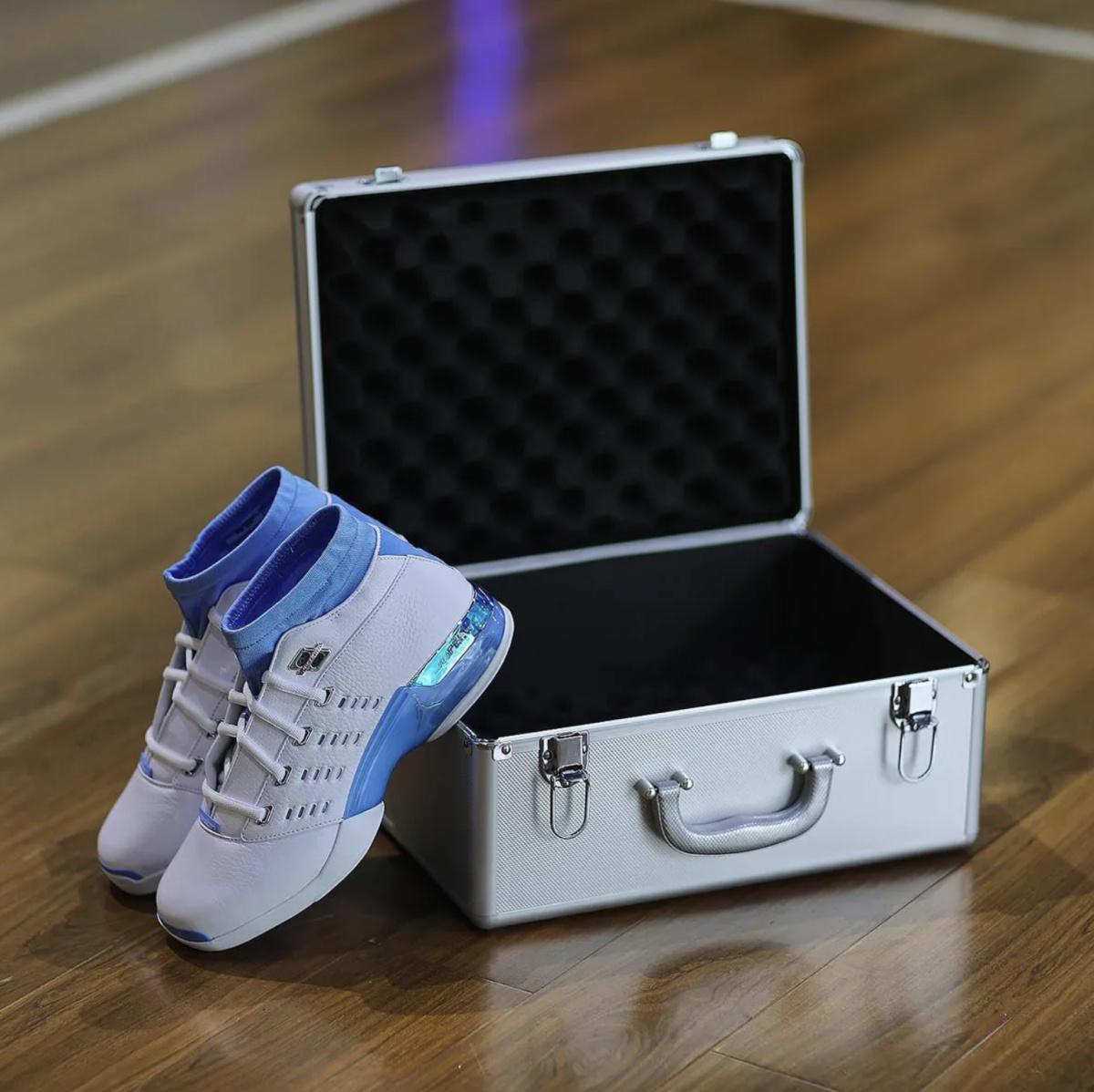 L'Air Jordan 17 Low « UNC » revient le 28 août pour 300 $. L'Air Jordan 17 Low « UNC » revient le 28 août pour 300 $.