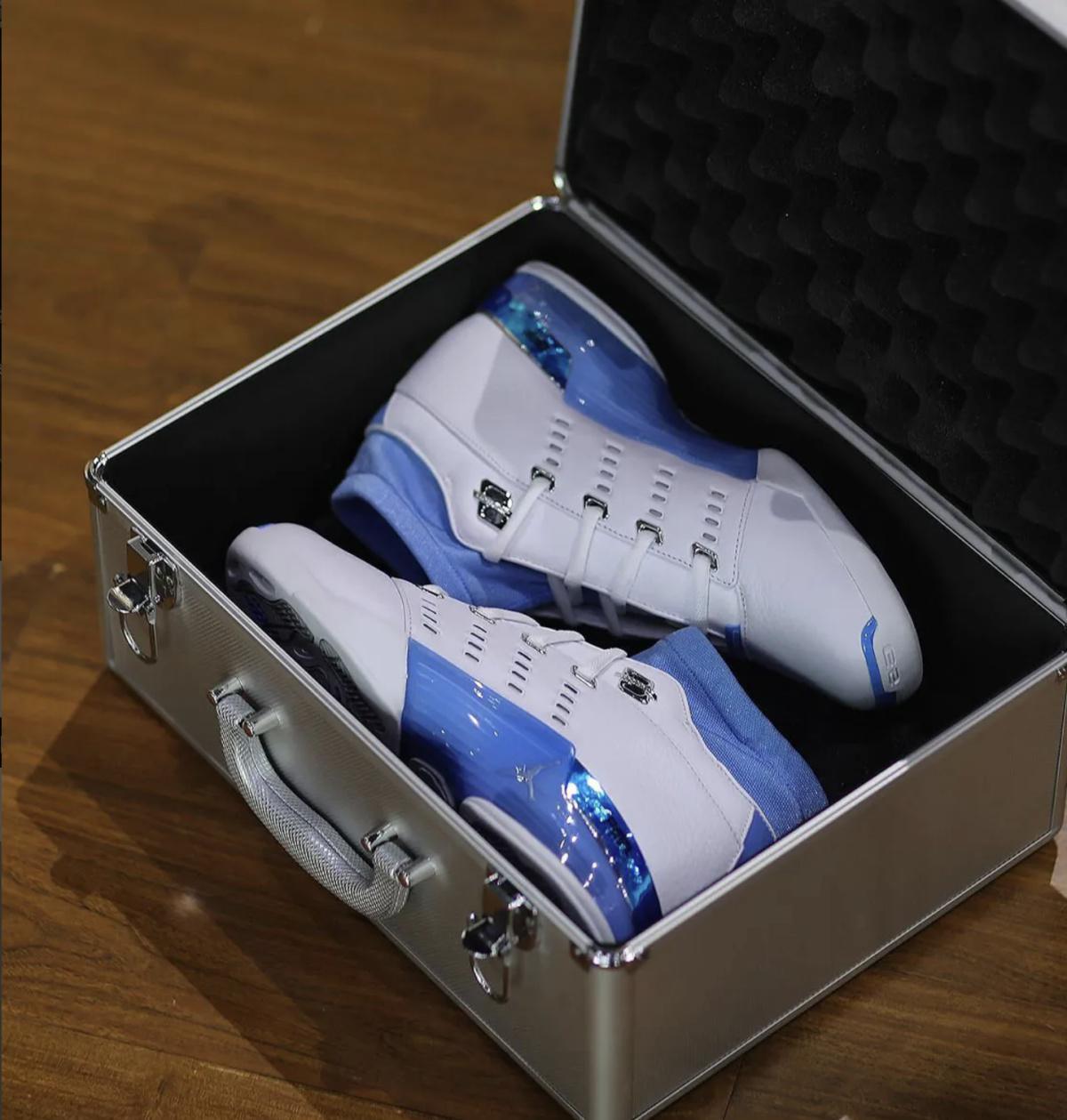 L'Air Jordan 17 Low « UNC » revient le 28 août pour 300 $. L'Air Jordan 17 Low « UNC » revient le 28 août pour 300 $.
