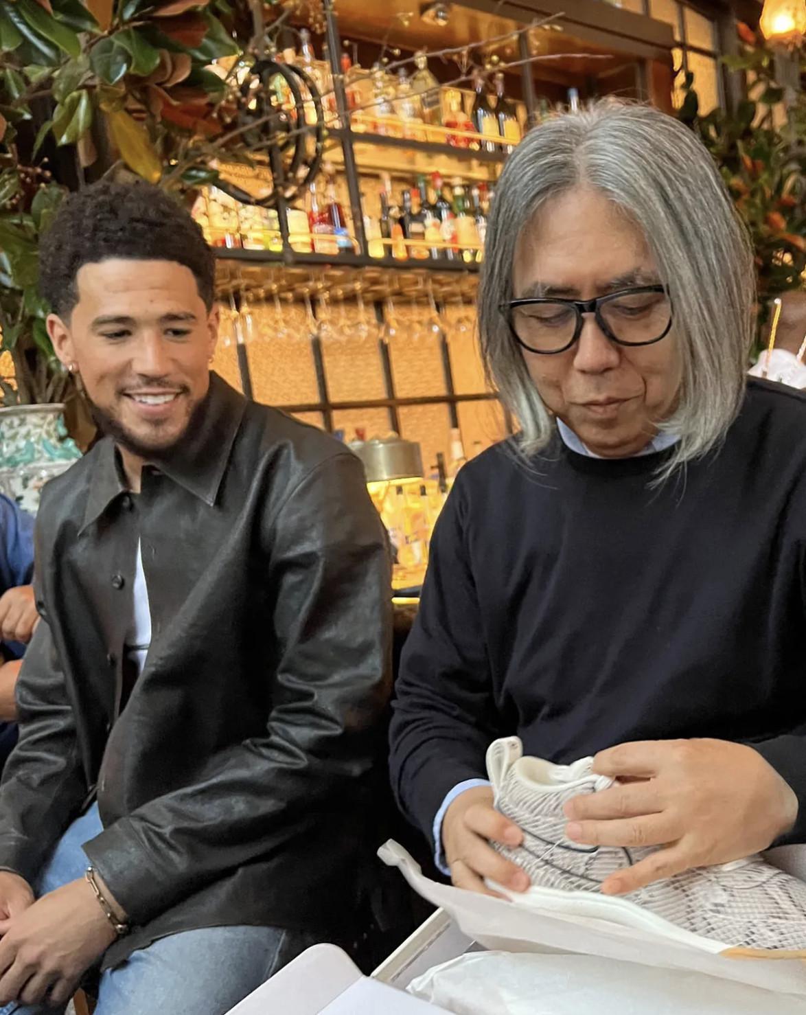 Devin Booker offre des Nike Book 1 à Hiroshi Fujiwara et Chris Union Devin Booker offre des Nike Book 1 à Hiroshi Fujiwara et Chris Union