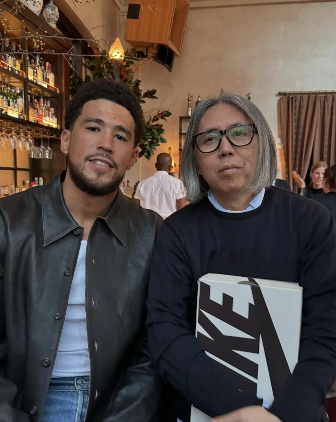 Devin Booker offre des Nike Book 1 à Hiroshi Fujiwara et Chris Union Devin Booker offre des Nike Book 1 à Hiroshi Fujiwara et Chris Union