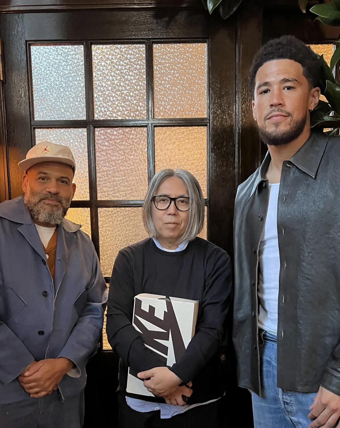 Devin Booker offre des Nike Book 1 à Hiroshi Fujiwara et Chris Union Devin Booker offre des Nike Book 1 à Hiroshi Fujiwara et Chris Union