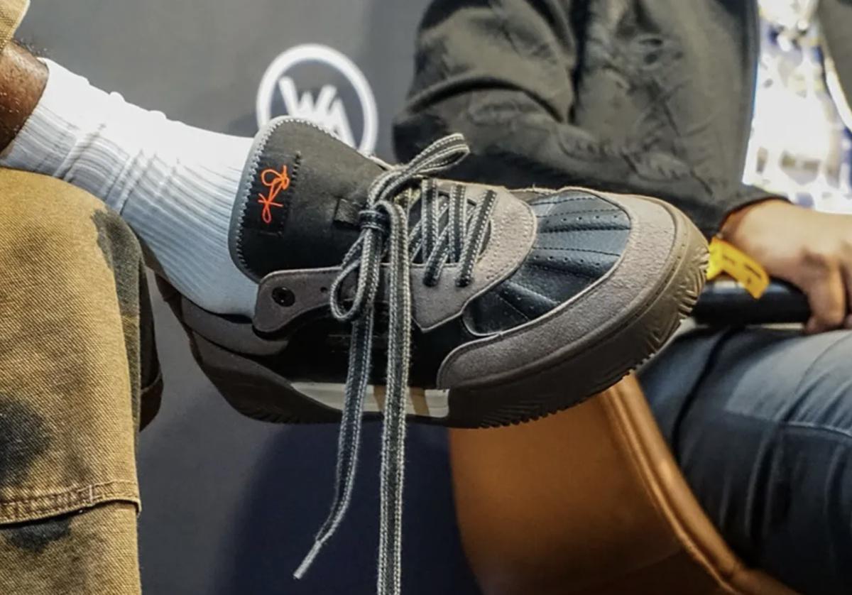 Kyrie Irving et ANTA sortent du terrain avec la chaussure KAI Tribe Kyrie Irving et ANTA sortent du terrain avec la chaussure KAI Tribe