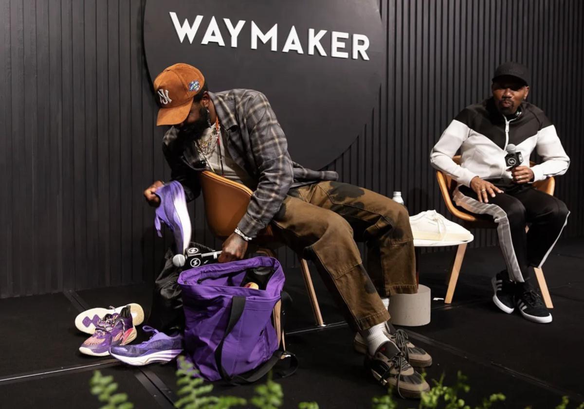 Kyrie Irving et ANTA sortent du terrain avec la chaussure KAI Tribe Kyrie Irving et ANTA sortent du terrain avec la chaussure KAI Tribe