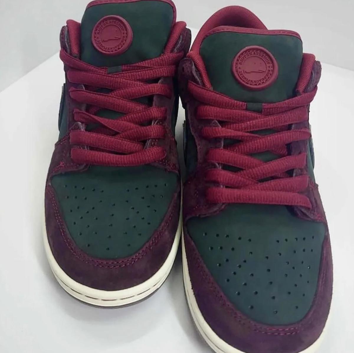 Le Riot Skateshop de Bordeaux apporte du vin à sa collaboration avec la Nike SB Dunk Low Le Riot Skateshop de Bordeaux apporte du vin à sa collaboration avec la Nike SB Dunk Low