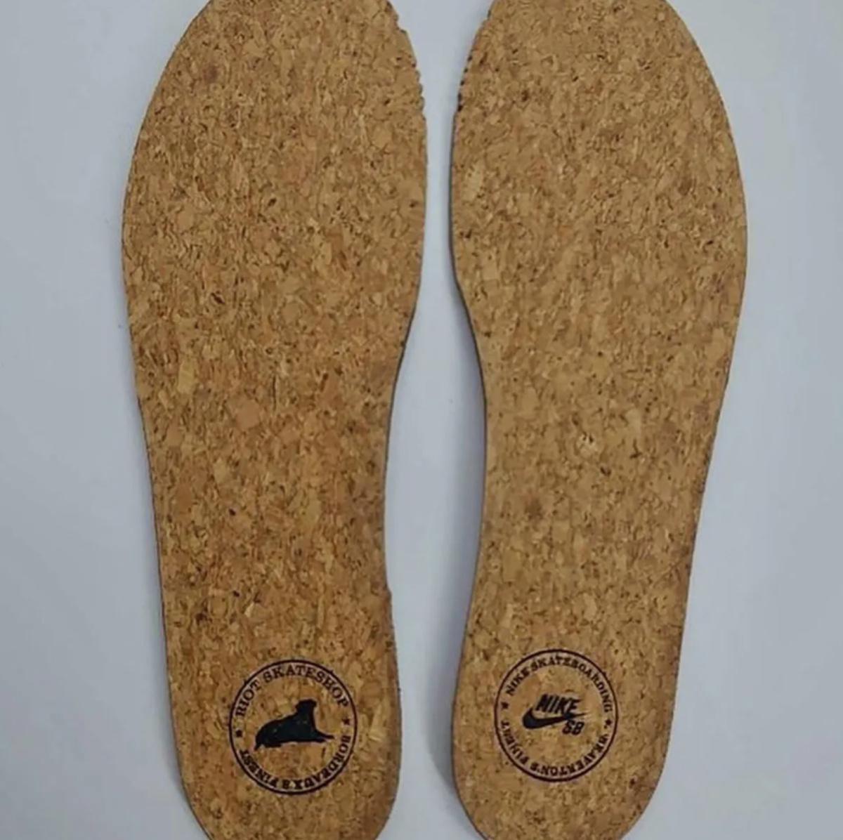 Le Riot Skateshop de Bordeaux apporte du vin à sa collaboration avec la Nike SB Dunk Low Le Riot Skateshop de Bordeaux apporte du vin à sa collaboration avec la Nike SB Dunk Low