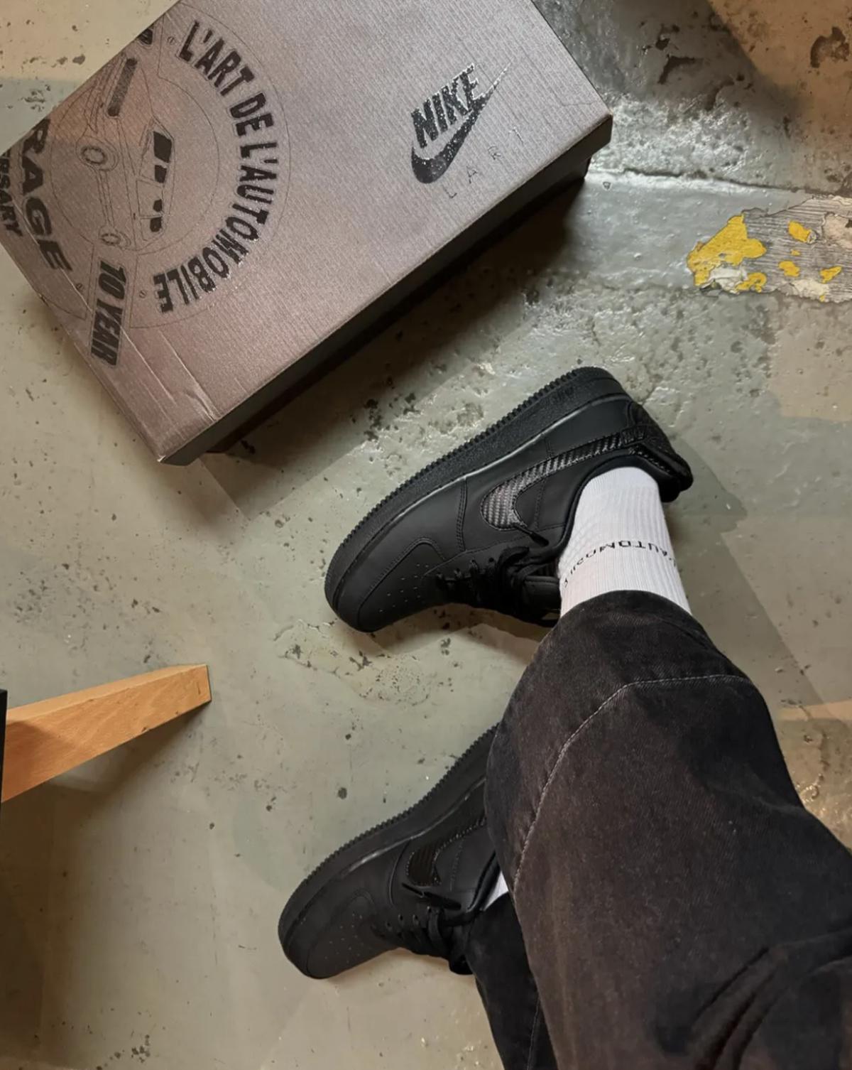 La collaboration de L'Art de L'automobile avec la Nike Air Force 1 est réservée aux amis et à la famille La collaboration de L'Art de L'automobile avec la Nike Air Force 1 est réservée aux amis et à la famille