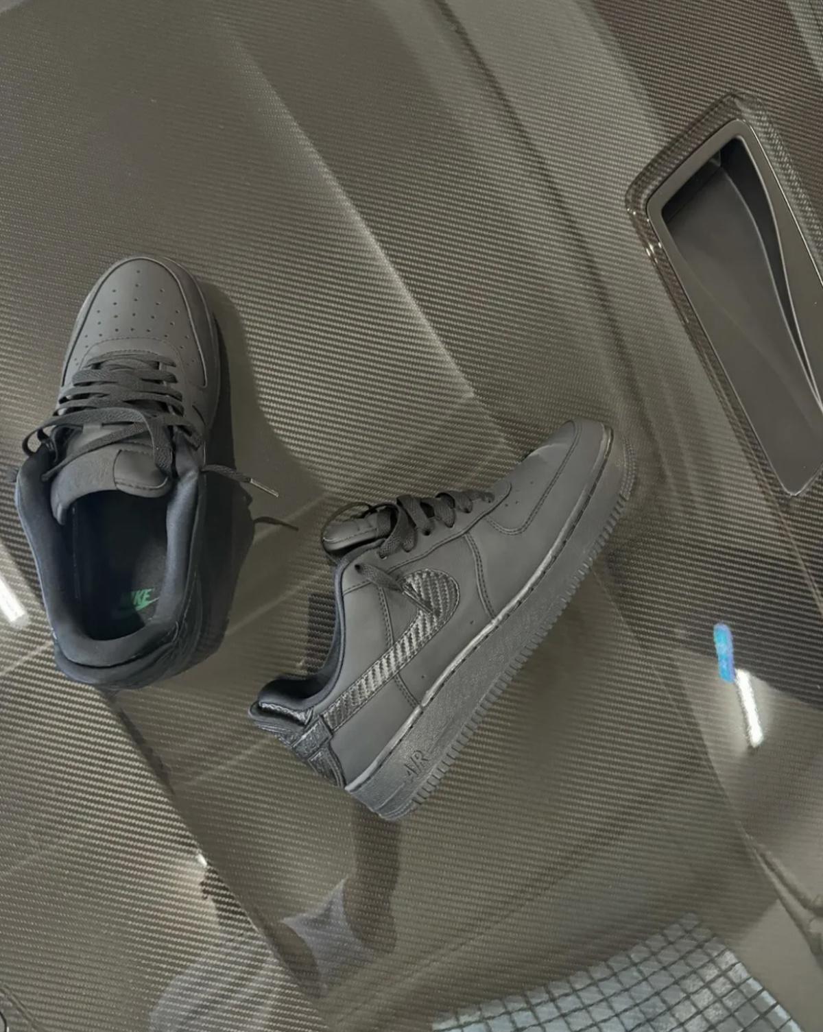 La collaboration de L'Art de L'automobile avec la Nike Air Force 1 est réservée aux amis et à la famille La collaboration de L'Art de L'automobile avec la Nike Air Force 1 est réservée aux amis et à la famille