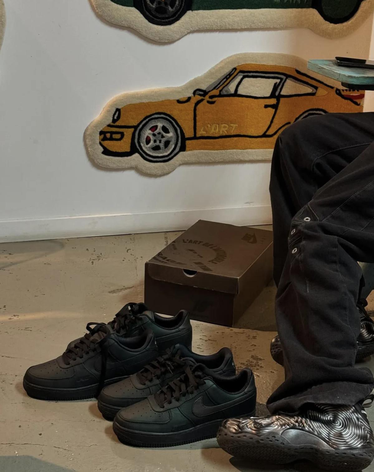 La collaboration de L'Art de L'automobile avec la Nike Air Force 1 est réservée aux amis et à la famille La collaboration de L'Art de L'automobile avec la Nike Air Force 1 est réservée aux amis et à la famille