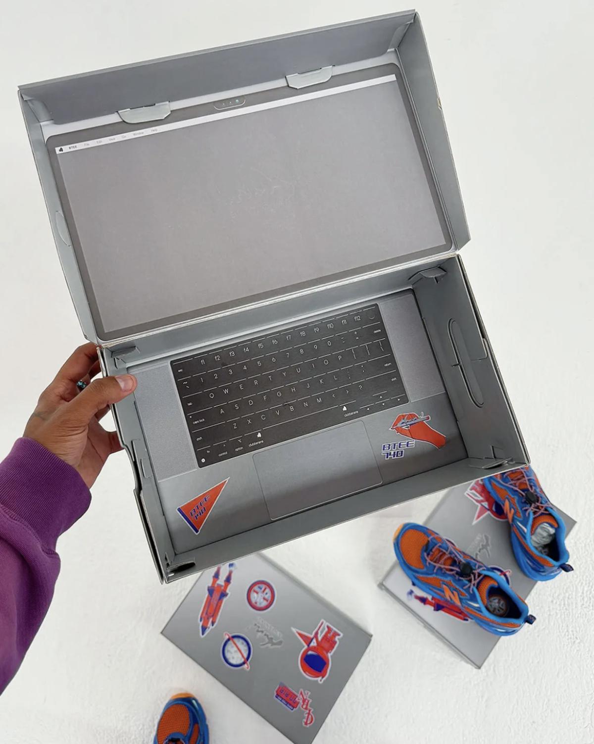 Premier regard sur la collaboration New Balance 740v2 « Benson Tech » d'Aminé Premier regard sur la collaboration New Balance 740v2 « Benson Tech » d'Aminé