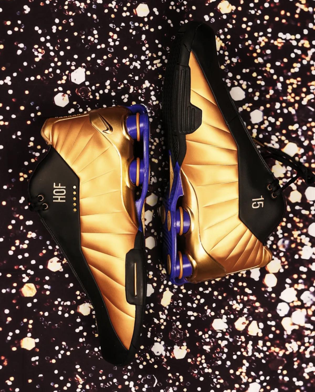 Nike offre à Vince Carter un paquet de Shox BB4 en l'honneur de son intronisation au Hall of Fame Nike offre à Vince Carter un paquet de Shox BB4 en l'honneur de son intronisation au Hall of Fame