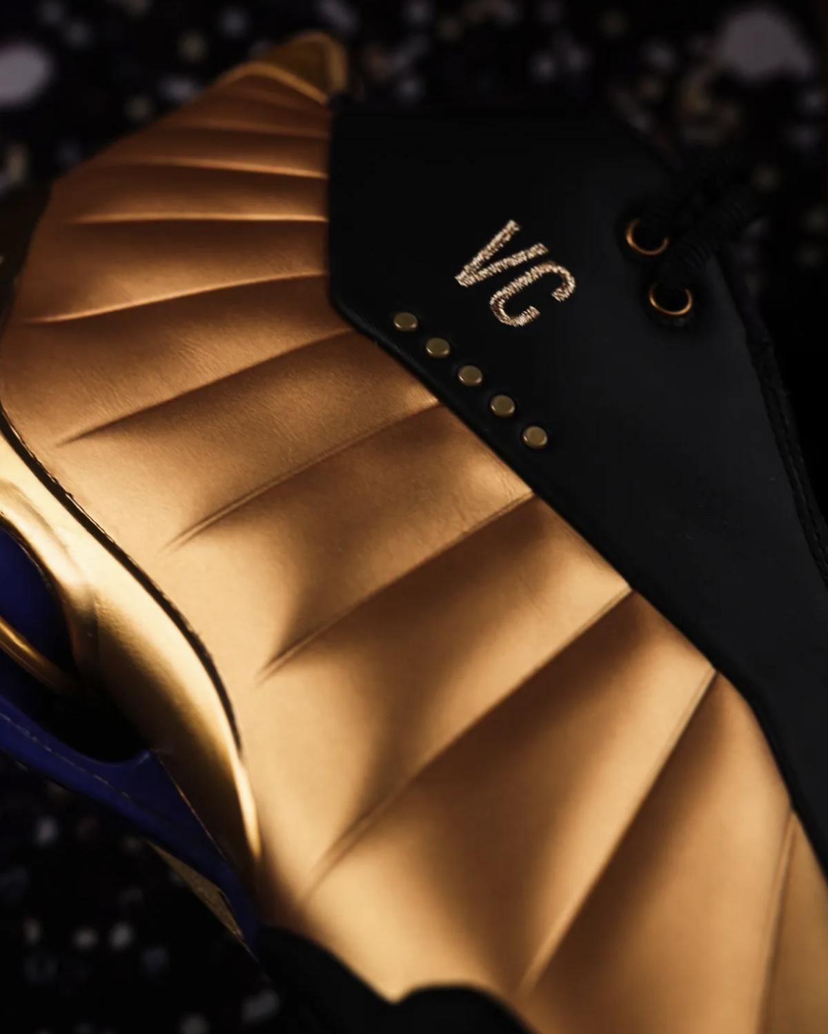 Nike offre à Vince Carter un paquet de Shox BB4 en l'honneur de son intronisation au Hall of Fame Nike offre à Vince Carter un paquet de Shox BB4 en l'honneur de son intronisation au Hall of Fame