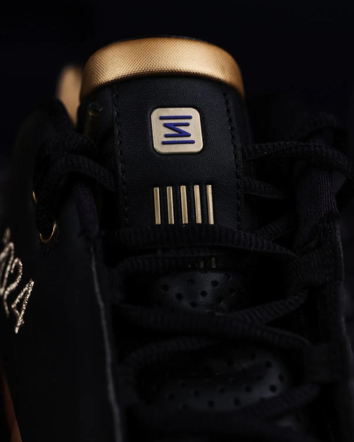 Nike offre à Vince Carter un paquet de Shox BB4 en l'honneur de son intronisation au Hall of Fame Nike offre à Vince Carter un paquet de Shox BB4 en l'honneur de son intronisation au Hall of Fame