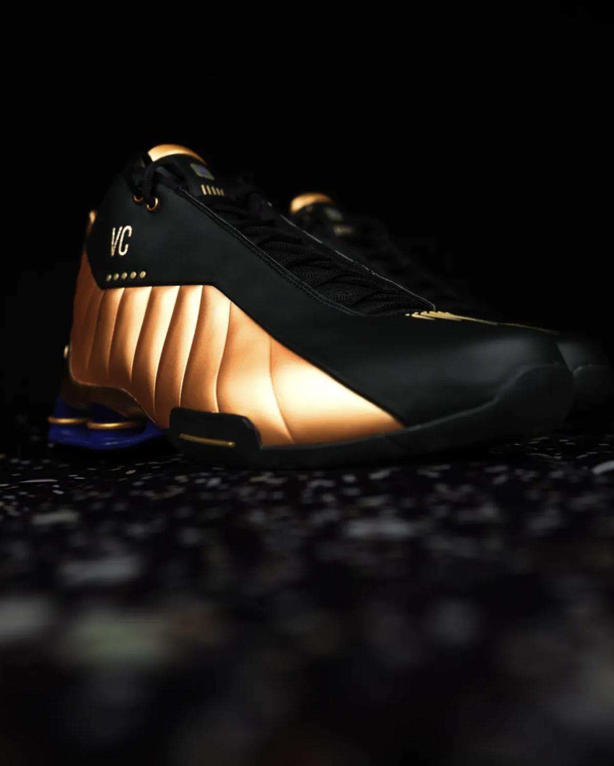 Nike offre à Vince Carter un paquet de Shox BB4 en l'honneur de son intronisation au Hall of Fame Nike offre à Vince Carter un paquet de Shox BB4 en l'honneur de son intronisation au Hall of Fame