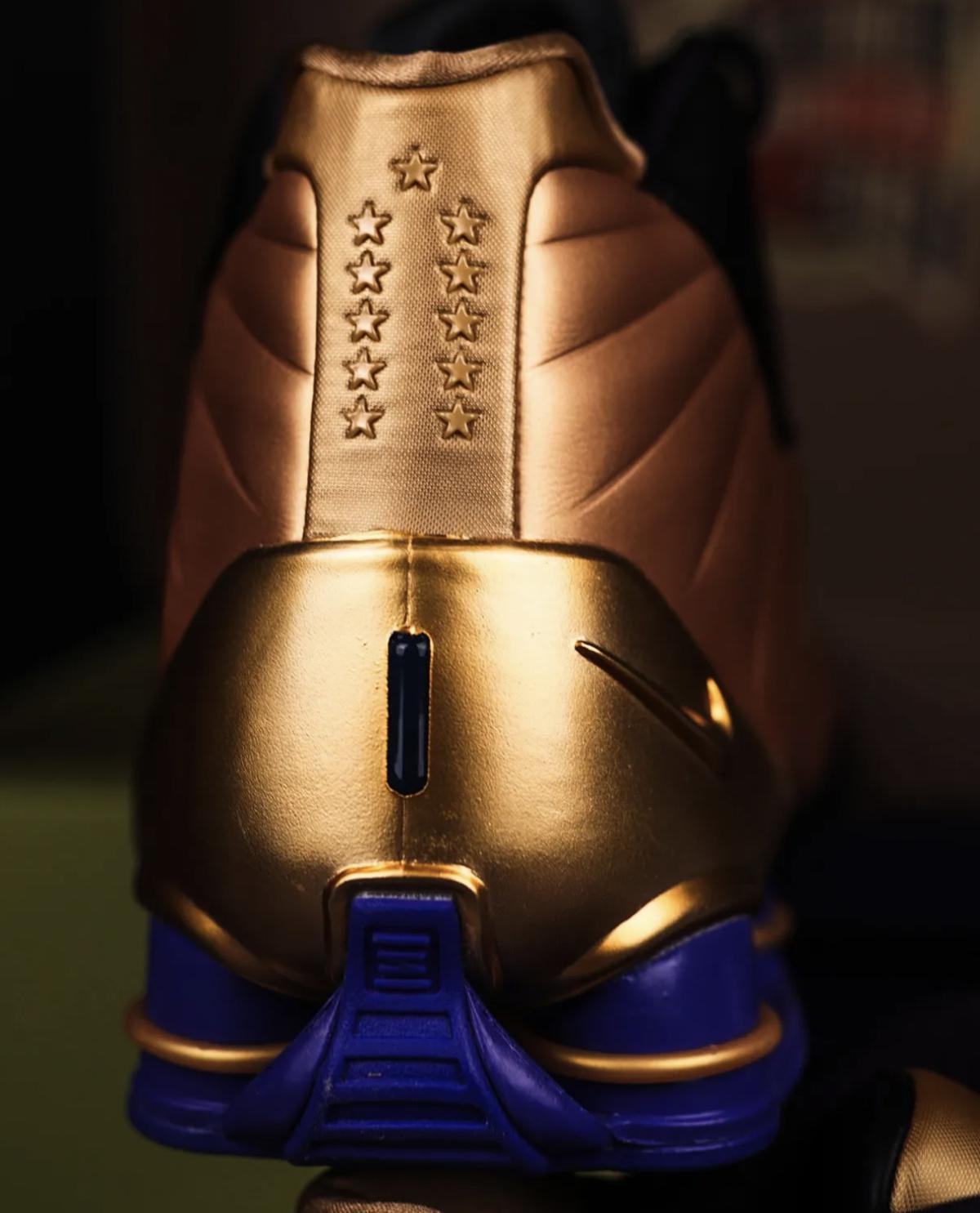 Nike offre à Vince Carter un paquet de Shox BB4 en l'honneur de son intronisation au Hall of Fame Nike offre à Vince Carter un paquet de Shox BB4 en l'honneur de son intronisation au Hall of Fame