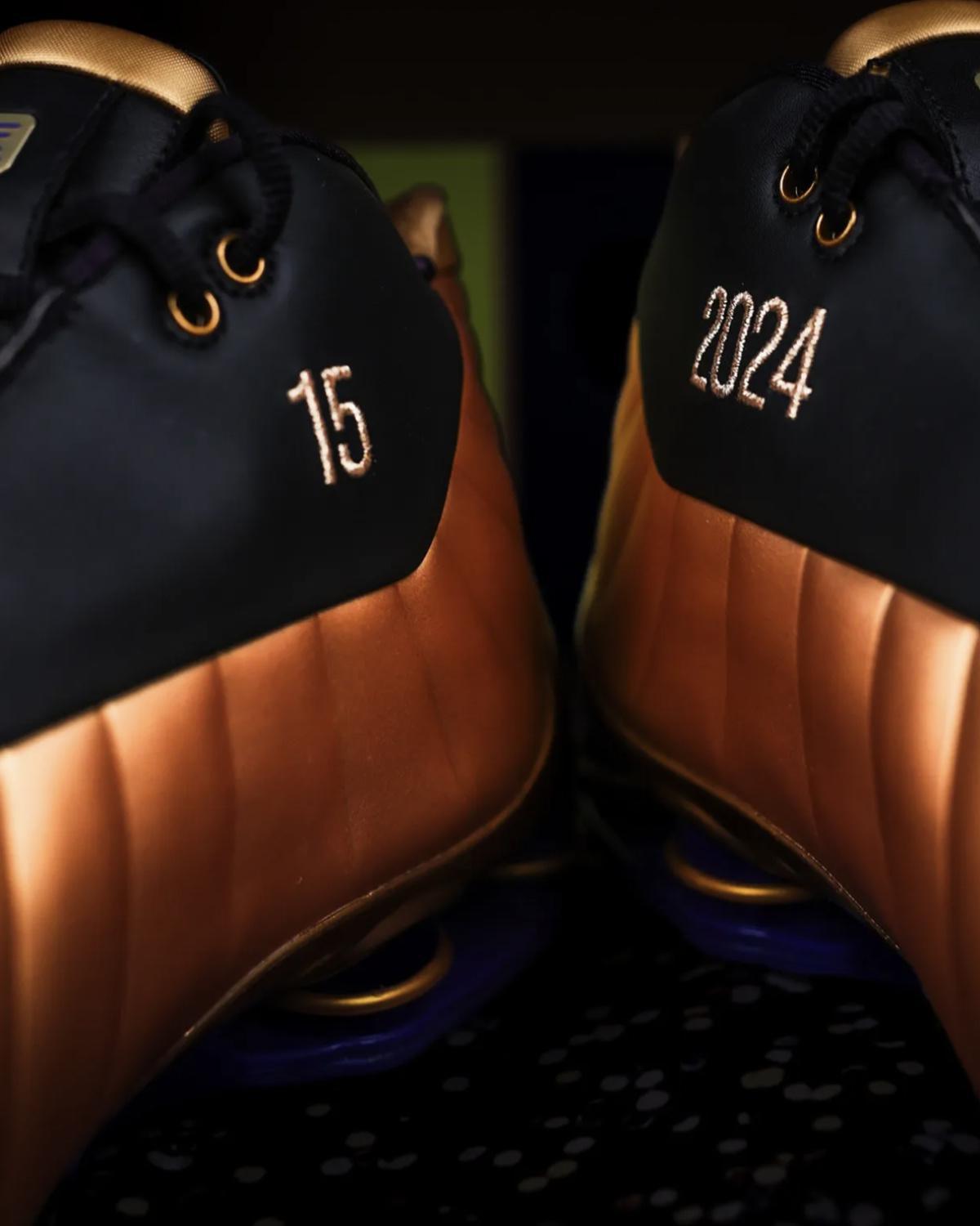 Nike offre à Vince Carter un paquet de Shox BB4 en l'honneur de son intronisation au Hall of Fame Nike offre à Vince Carter un paquet de Shox BB4 en l'honneur de son intronisation au Hall of Fame