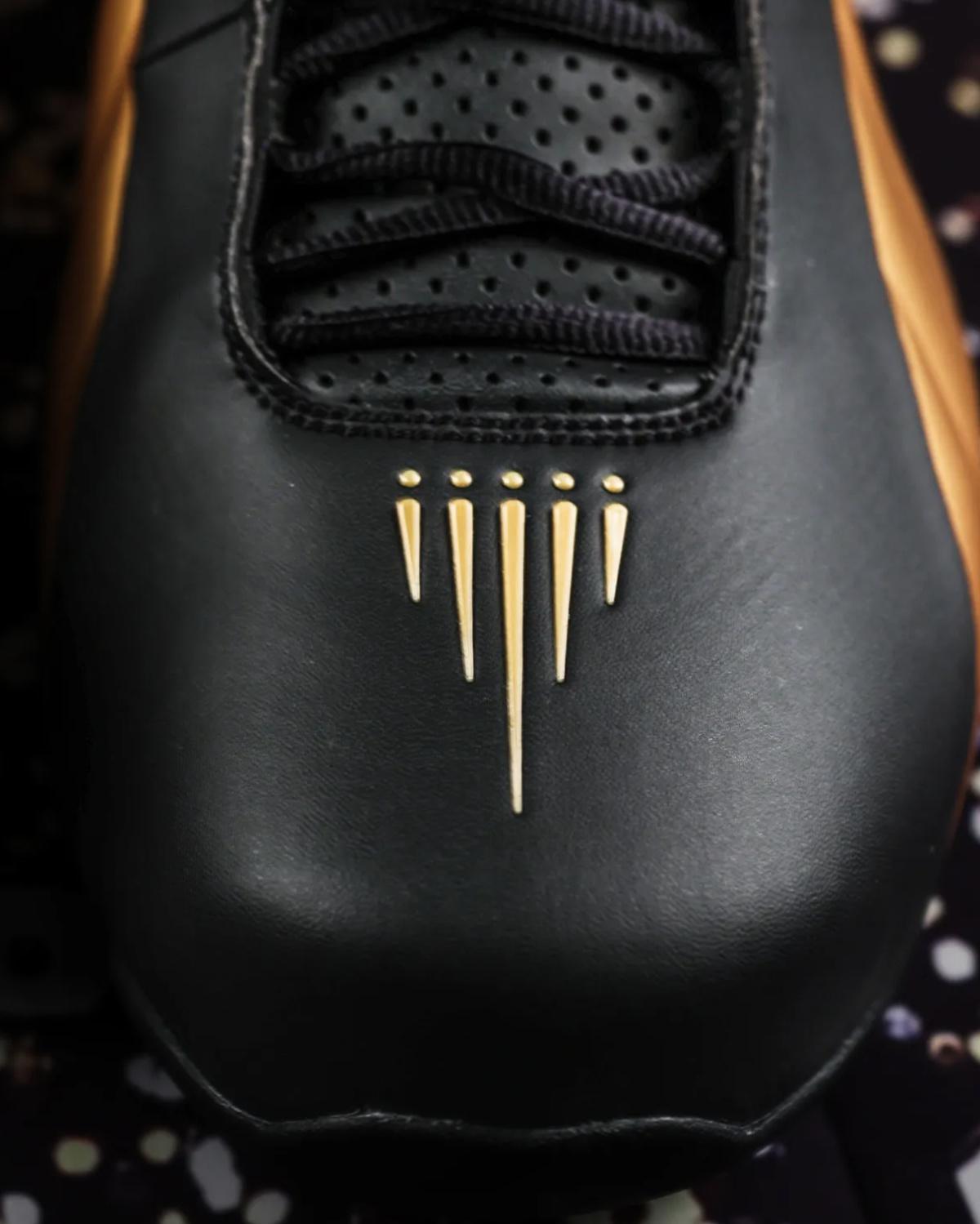 Nike offre à Vince Carter un paquet de Shox BB4 en l'honneur de son intronisation au Hall of Fame Nike offre à Vince Carter un paquet de Shox BB4 en l'honneur de son intronisation au Hall of Fame