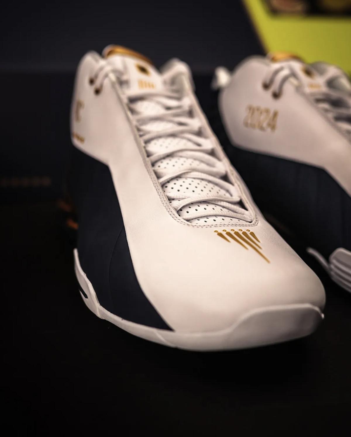 Nike offre à Vince Carter un paquet de Shox BB4 en l'honneur de son intronisation au Hall of Fame Nike offre à Vince Carter un paquet de Shox BB4 en l'honneur de son intronisation au Hall of Fame