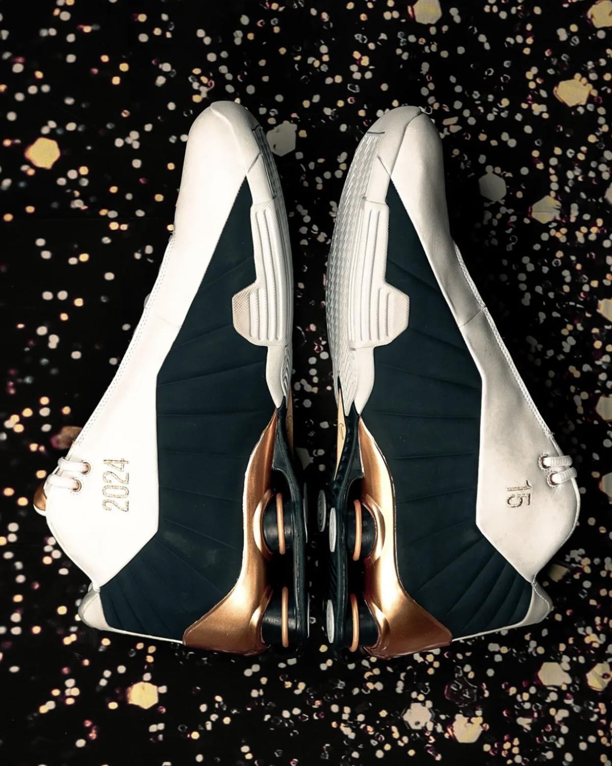 Nike offre à Vince Carter un paquet de Shox BB4 en l'honneur de son intronisation au Hall of Fame Nike offre à Vince Carter un paquet de Shox BB4 en l'honneur de son intronisation au Hall of Fame