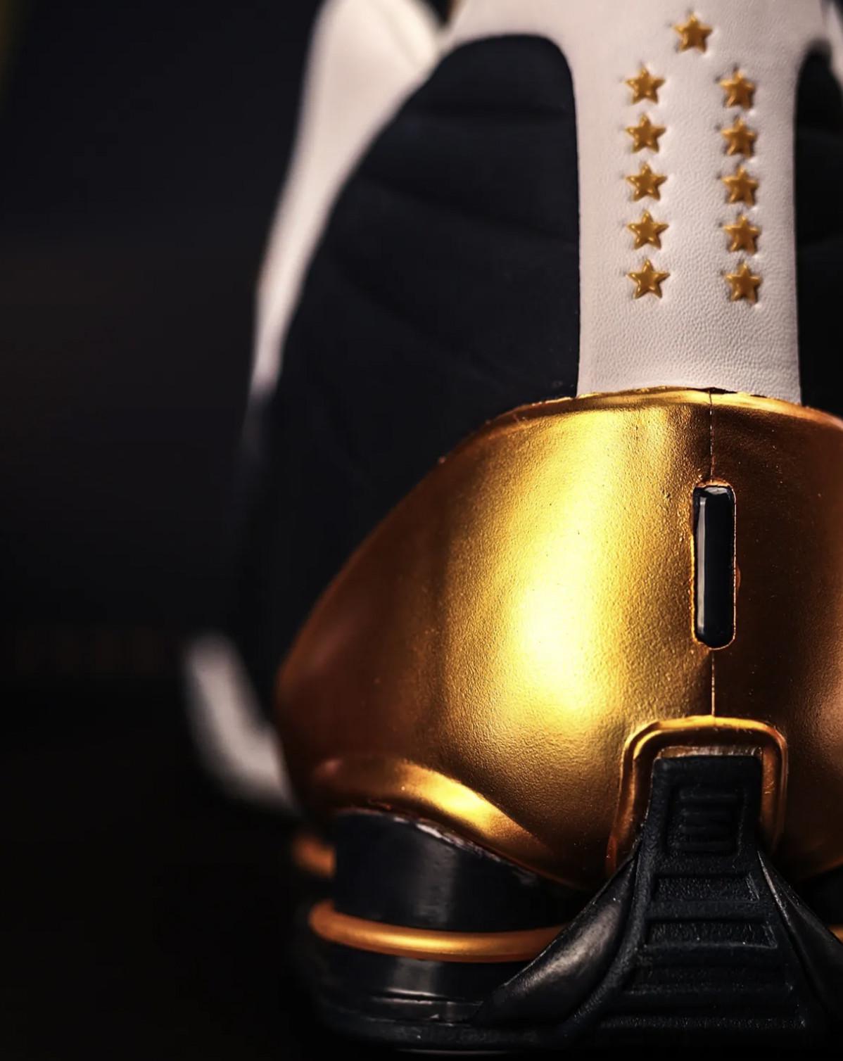 Nike offre à Vince Carter un paquet de Shox BB4 en l'honneur de son intronisation au Hall of Fame Nike offre à Vince Carter un paquet de Shox BB4 en l'honneur de son intronisation au Hall of Fame