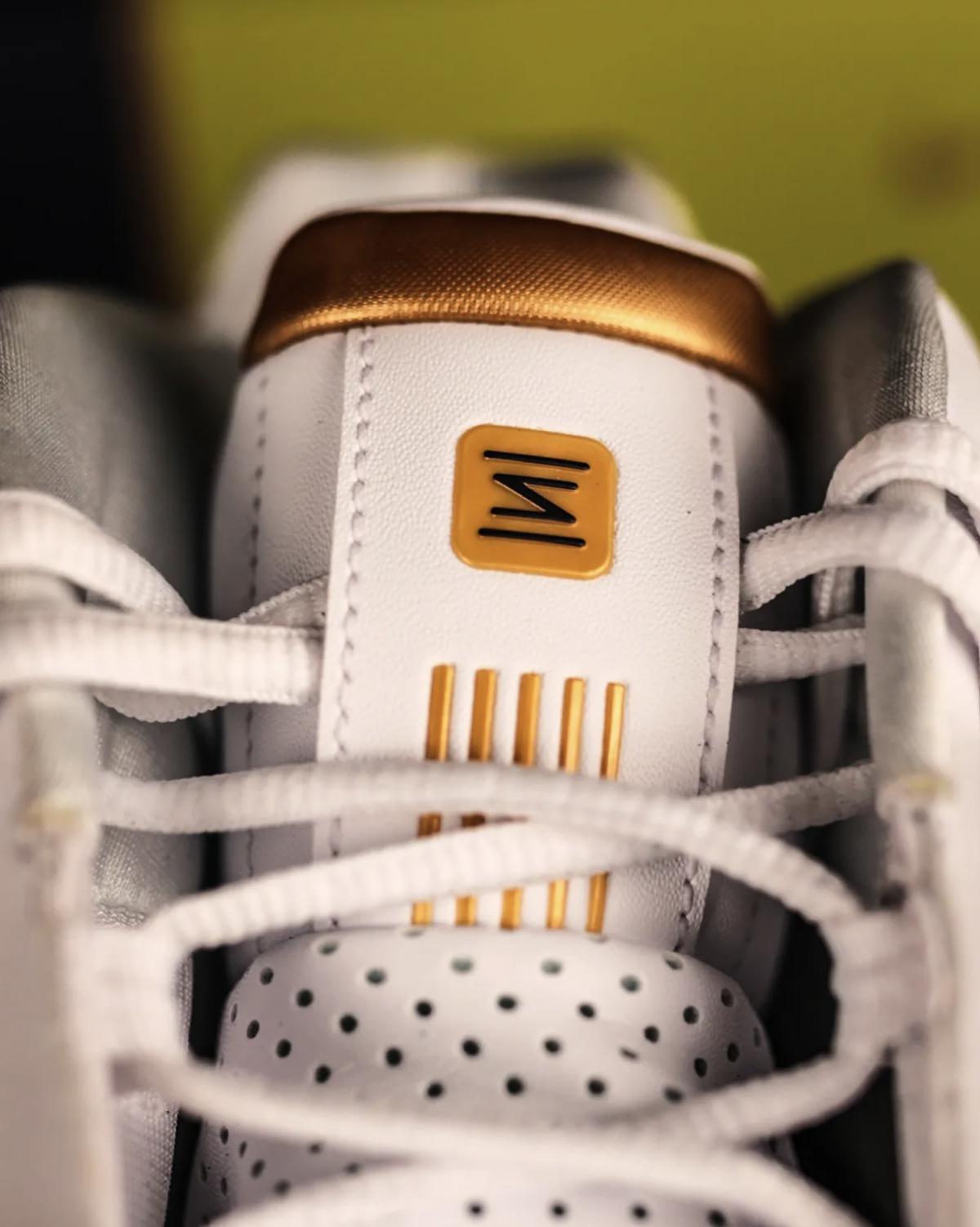 Nike offre à Vince Carter un paquet de Shox BB4 en l'honneur de son intronisation au Hall of Fame Nike offre à Vince Carter un paquet de Shox BB4 en l'honneur de son intronisation au Hall of Fame