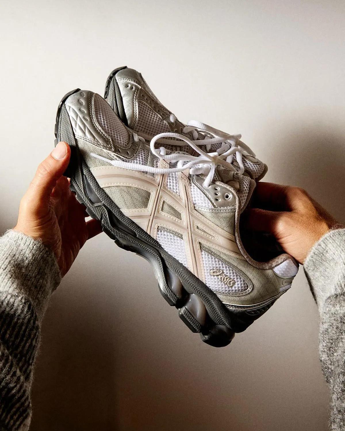 Ronnie Fieg dévoile les prochaines collaborations Kith x ASICS pour les fêtes de fin d'année 2024 Ronnie Fieg dévoile les prochaines collaborations Kith x ASICS pour les fêtes de fin d'année 2024