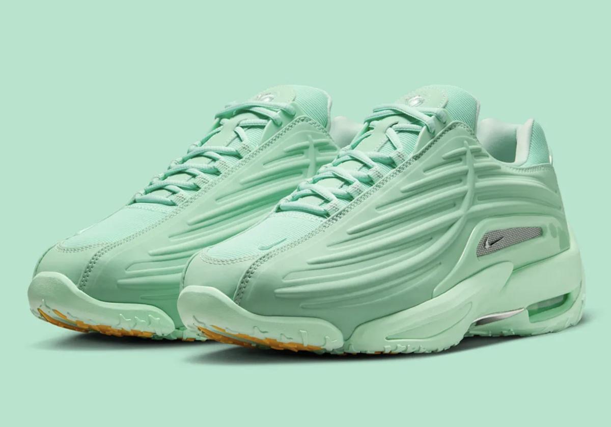 Drake laisse une menthe sur un oreiller avec le prochain Nike Hot Step 2 Drake laisse une menthe sur un oreiller avec le prochain Nike Hot Step 2