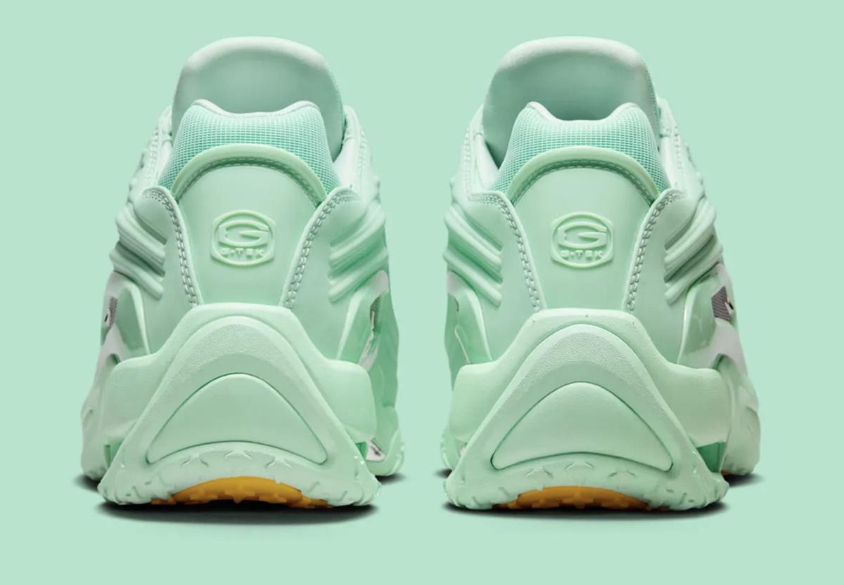 Drake laisse une menthe sur un oreiller avec le prochain Nike Hot Step 2 Drake laisse une menthe sur un oreiller avec le prochain Nike Hot Step 2