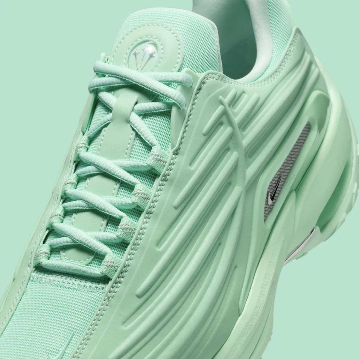 Drake laisse une menthe sur un oreiller avec le prochain Nike Hot Step 2 Drake laisse une menthe sur un oreiller avec le prochain Nike Hot Step 2