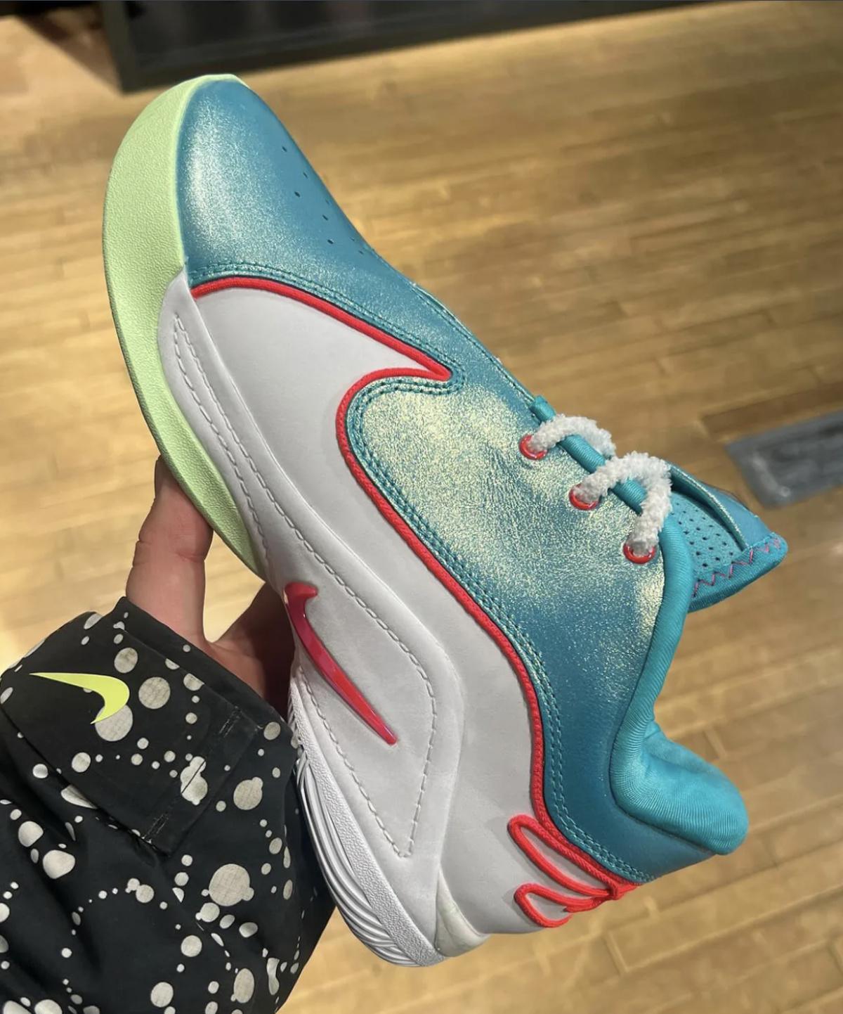 Nike fête Noël avec un jour de retard avec le LeBron 22 Nike fête Noël avec un jour de retard avec le LeBron 22