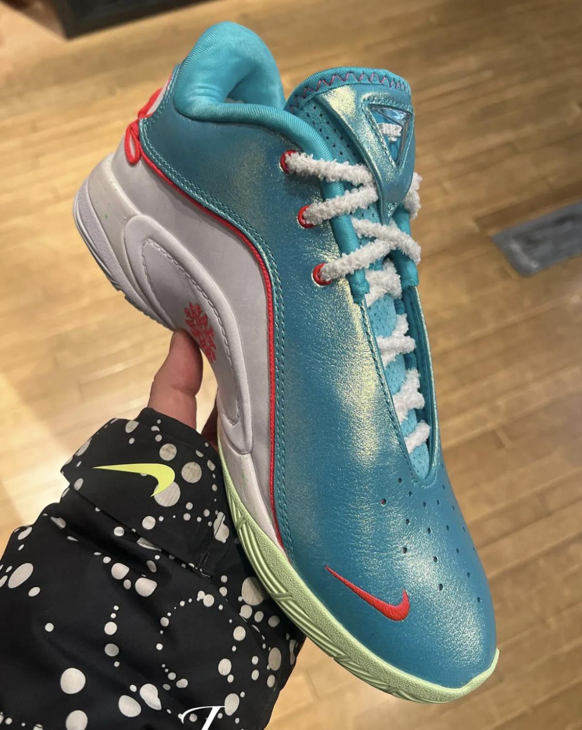 Nike fête Noël avec un jour de retard avec le LeBron 22 Nike fête Noël avec un jour de retard avec le LeBron 22