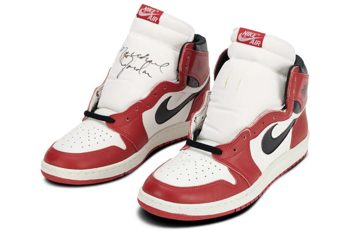 Cette Air Jordan 1 « Chicago » de 1985 porte la signature la plus claire de Michael Jordan. Cette Air Jordan 1 « Chicago » de 1985 porte la signature la plus claire de Michael Jordan.