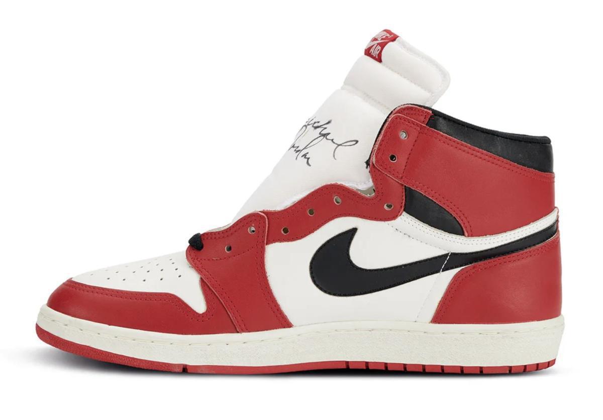 Cette Air Jordan 1 « Chicago » de 1985 porte la signature la plus claire de Michael Jordan. Cette Air Jordan 1 « Chicago » de 1985 porte la signature la plus claire de Michael Jordan.
