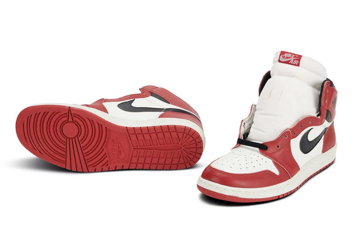 Cette Air Jordan 1 « Chicago » de 1985 porte la signature la plus claire de Michael Jordan. Cette Air Jordan 1 « Chicago » de 1985 porte la signature la plus claire de Michael Jordan.