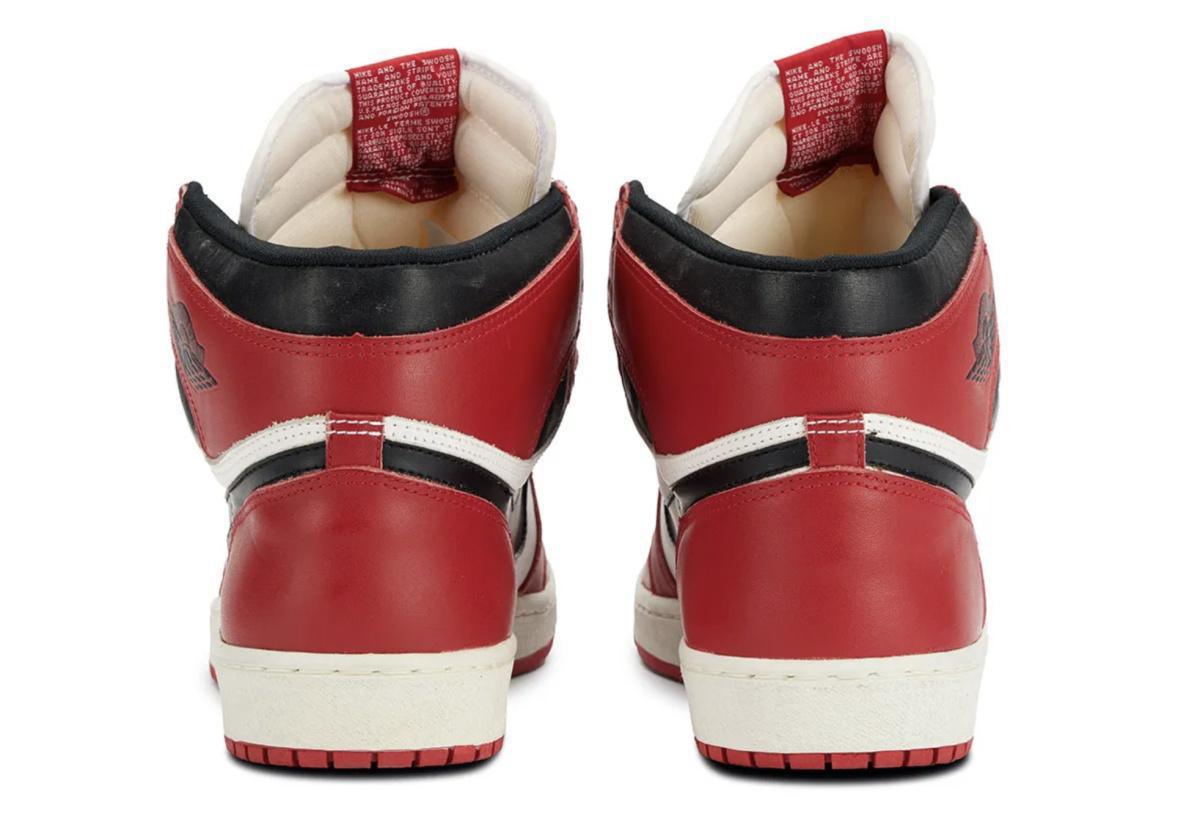 Cette Air Jordan 1 « Chicago » de 1985 porte la signature la plus claire de Michael Jordan. Cette Air Jordan 1 « Chicago » de 1985 porte la signature la plus claire de Michael Jordan.