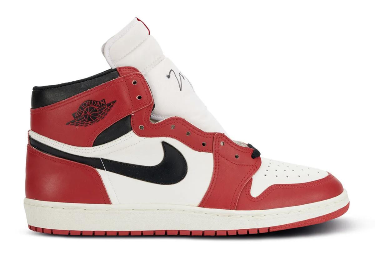 Cette Air Jordan 1 « Chicago » de 1985 porte la signature la plus claire de Michael Jordan. Cette Air Jordan 1 « Chicago » de 1985 porte la signature la plus claire de Michael Jordan.