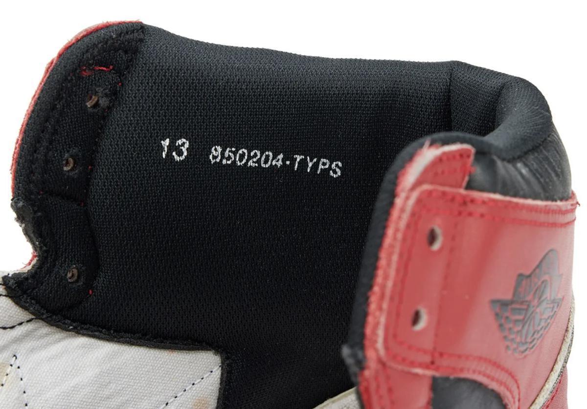 Cette Air Jordan 1 « Chicago » de 1985 porte la signature la plus claire de Michael Jordan. Cette Air Jordan 1 « Chicago » de 1985 porte la signature la plus claire de Michael Jordan.