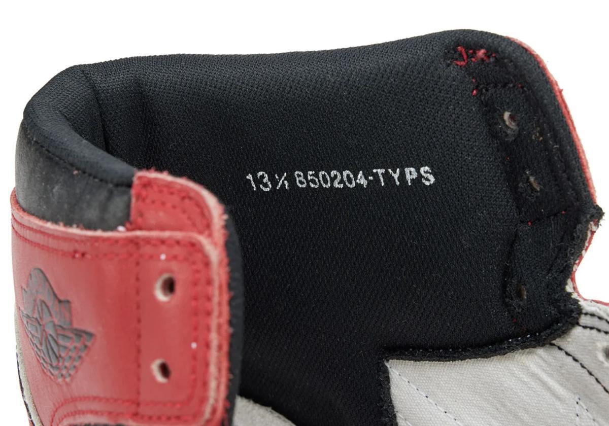 Cette Air Jordan 1 « Chicago » de 1985 porte la signature la plus claire de Michael Jordan. Cette Air Jordan 1 « Chicago » de 1985 porte la signature la plus claire de Michael Jordan.