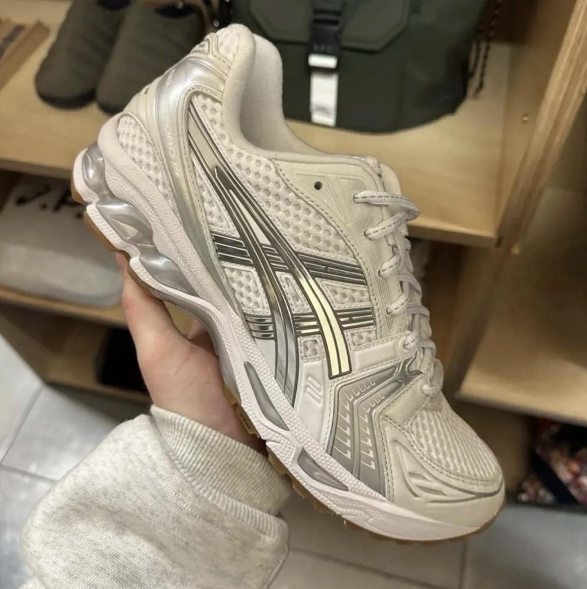 A.P.C. apporte le luxe parisien à la ASICS GEL-Kayano 14 A.P.C. apporte le luxe parisien à la ASICS GEL-Kayano 14