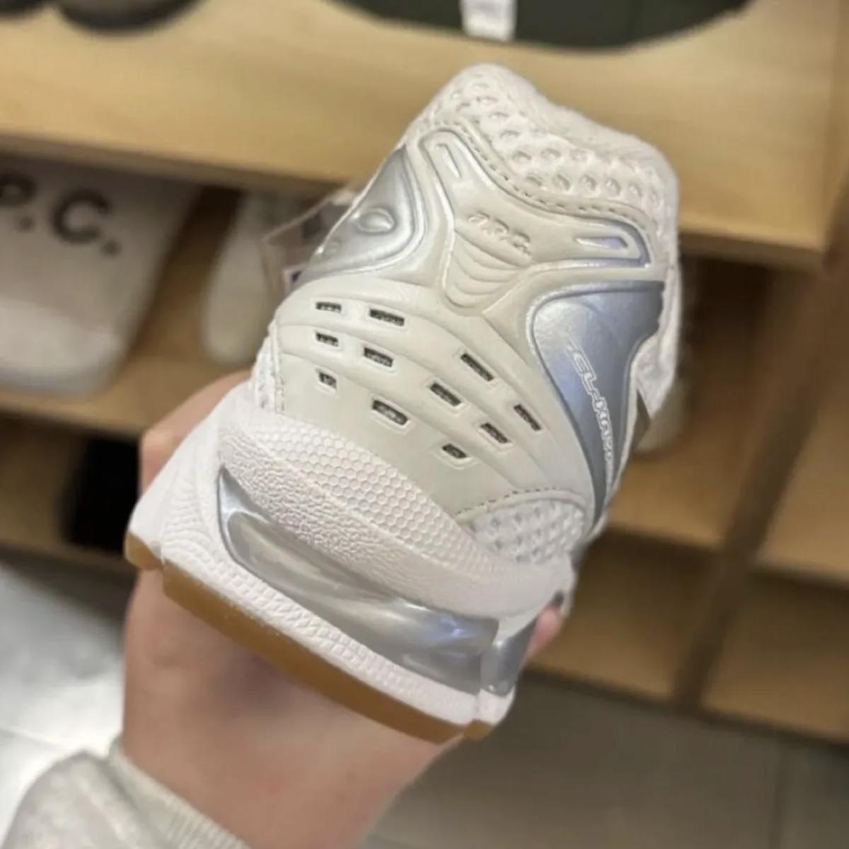 A.P.C. apporte le luxe parisien à la ASICS GEL-Kayano 14 A.P.C. apporte le luxe parisien à la ASICS GEL-Kayano 14