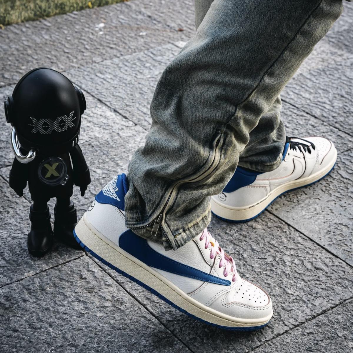 Premier aperçu de la version Travis Scott x Fragment Design x Air Jordan 1 Low OG pour 2025 Premier aperçu de la version Travis Scott x Fragment Design x Air Jordan 1 Low OG pour 2025