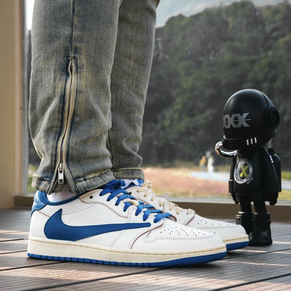 Premier aperçu de la version Travis Scott x Fragment Design x Air Jordan 1 Low OG pour 2025 Premier aperçu de la version Travis Scott x Fragment Design x Air Jordan 1 Low OG pour 2025