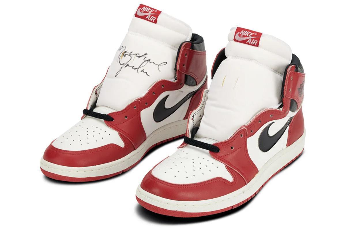 Cette Air Jordan 1 « Chicago » de 1985 porte la signature la plus claire de Michael Jordan. Cette Air Jordan 1 « Chicago » de 1985 porte la signature la plus claire de Michael Jordan.