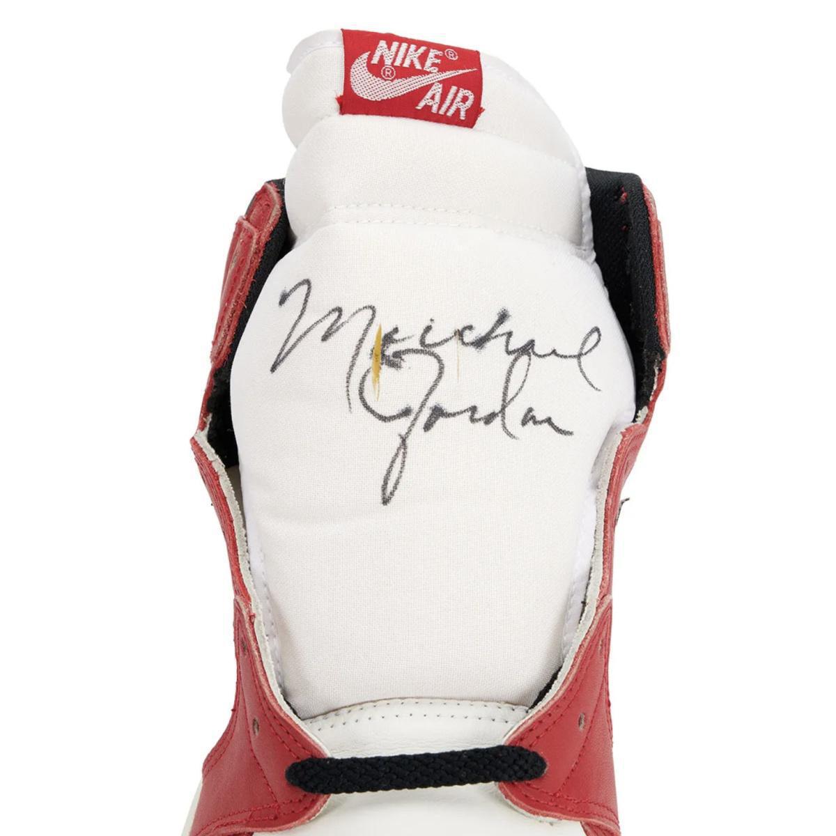 Cette Air Jordan 1 « Chicago » de 1985 porte la signature la plus claire de Michael Jordan. Cette Air Jordan 1 « Chicago » de 1985 porte la signature la plus claire de Michael Jordan.