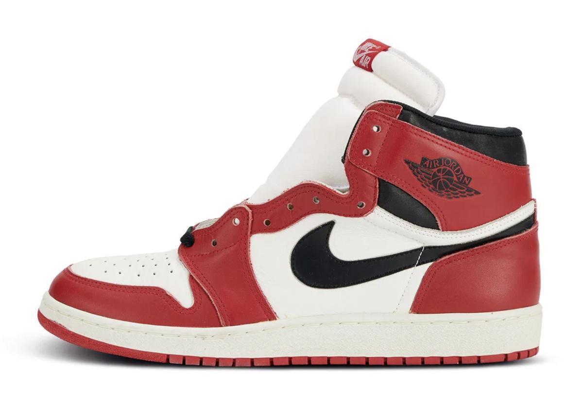 Cette Air Jordan 1 « Chicago » de 1985 porte la signature la plus claire de Michael Jordan. Cette Air Jordan 1 « Chicago » de 1985 porte la signature la plus claire de Michael Jordan.
